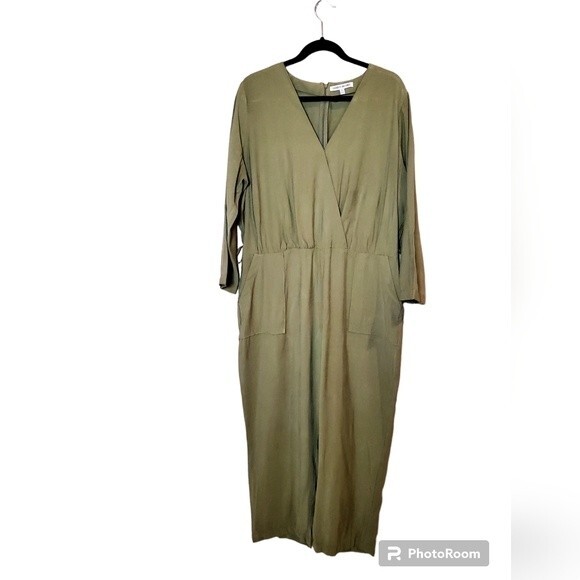 Elizabeth and james olive green soft V-neckline jumpsuit rumper - Picture 3 of 12